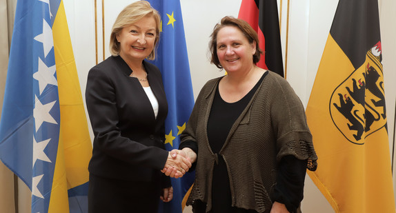 Staatsministerin Theresa Schopper (r.) und die Botschafterin von Bosnien und Herzegowina, Jadranka Winbow (l.) (Bild: Staatsministerium Baden-Württemberg)