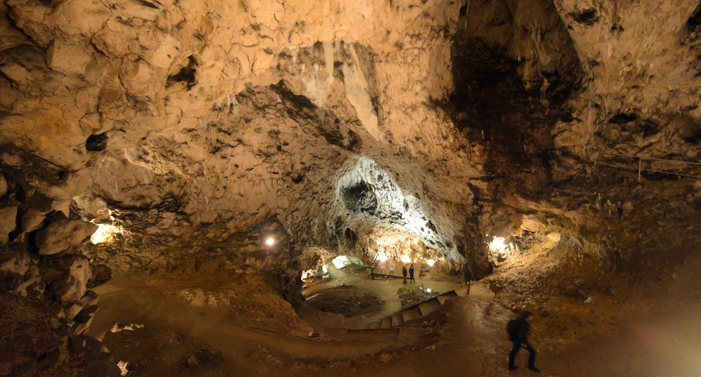 Besucher gehen bei Schelklingen (Baden-Württemberg) durch die Höhle „Hohle Fels“. (Foto: © dpa)