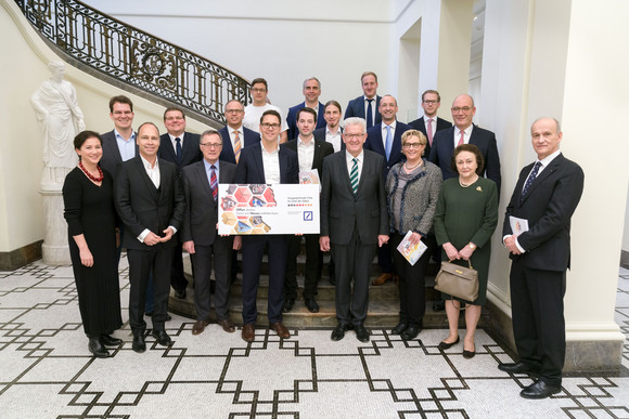 Gruppenbild mit Ministerpräsident Winfried Kretschmann (vorne, 4.v.r.) beim Preisträgerempfang Ausgezeichnete Orte 2017 in Baden-Württemberg