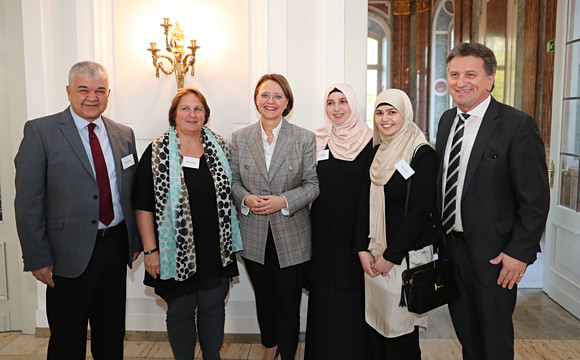 v.l.n.r.: Gökay Sofuoğlu (Türkische Gemeinde in Baden-Württemberg tgbw e.V.), Staatsministerin Theresa Schopper, Staatsministerin Annette Widmann-Mauz (Beauftragte der Bundesregierung für Migration, Flüchtlinge und Integration), Jwanita Al-Khatib-Saleh (coexist e.V. Stuttgart), Jasmin Saleh (coexist e.V. Stuttgart) und Sozial- und Integrationsminister Manne Lucha (Bild: Staatsministerium Baden-Württemberg)