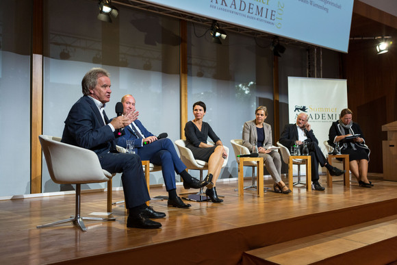 Franz Untersteller MdL, Minister für Umwelt, Klima und Energiewirtschaft des Landes Baden-Württemberg; Dr. Joachim Lang, Hauptgeschäftsführer Bundesverband der Deutschen Industrie e. V.(BDI); Judith Skudelny, MdB Umweltpolitische Sprecherin der FDP-Fraktion im Deutschen Bundestag; Moderationin Dr. Tanja Busse; Olaf Tschimpke Präsident Naturschutzbund Deutschland e.V. (NABU); Ursula Heinen-Esser, Ministerin für Umwelt, Landwirtschaft, Natur- und Verbraucherschutz des Landes Nordrhein-Westfalen (L-R) 