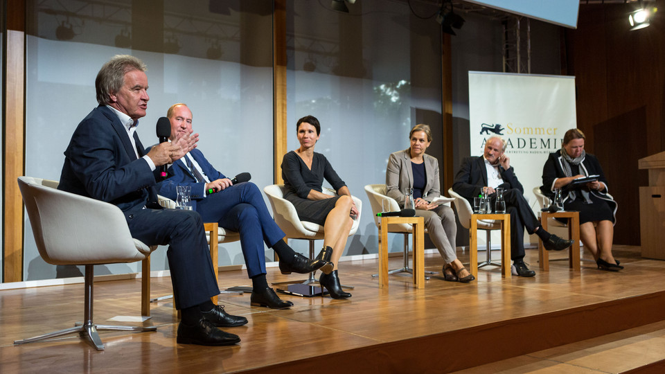 Franz Untersteller MdL, Minister für Umwelt, Klima und Energiewirtschaft des Landes Baden-Württemberg; Dr. Joachim Lang, Hauptgeschäftsführer Bundesverband der Deutschen Industrie e. V.(BDI); Judith Skudelny, MdB Umweltpolitische Sprecherin der FDP-Fraktion im Deutschen Bundestag; Moderationin Dr. Tanja Busse; Olaf Tschimpke Präsident Naturschutzbund Deutschland e.V. (NABU); Ursula Heinen-Esser, Ministerin für Umwelt, Landwirtschaft, Natur- und Verbraucherschutz des Landes Nordrhein-Westfalen (L-R) 