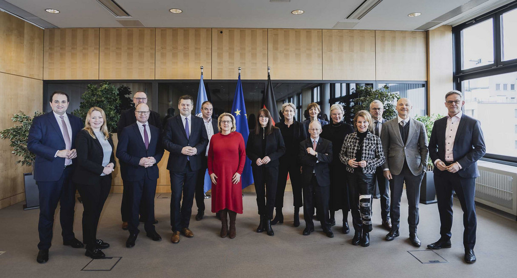 Gruppenbild der für Entwicklungspolitik zuständigen Ministerinnen und Minister sowie Staatssekretärinnen und Staatsekretäre der Länder mit Bundesentwicklungsministerin Svenja Schulze