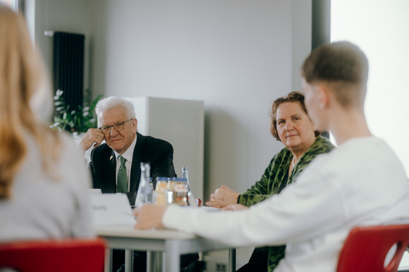 Ministerpräsident Winfried Kretschmann (hinten links) und Kultusministerin Theresa Schopper (hinten rechts) im Gespräch mit Schülerinnen und Schülern