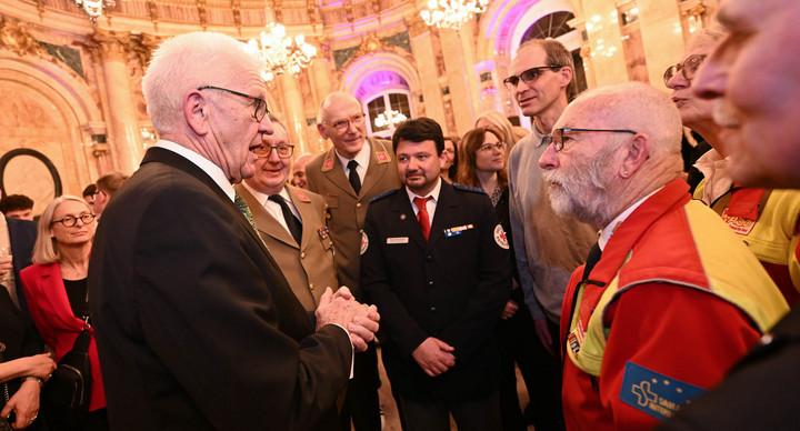 Ministerpräsident Winfried Kretschmann (links) im Gespräch mit Gästen