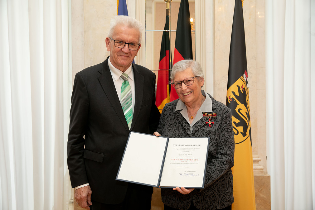 Ministerpräsident Winfried Kretschmann (l.) und Nicole Thieke (r.) (Bild: Staatsministerium Baden-Württemberg)