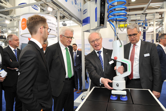 Ministerpräsident Winfried Kretschmann (M.) besucht den Stand der J. Schmalz GmbH aus Glatten (Bild: Staatsministerium Baden-Württemberg)