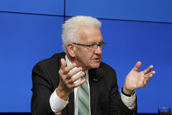 Pressekonferenz Artenkenntnis vermitteln, Artenvielfalt stärken Ministerpräsident Winfried Kretschmann bei der Regierungspressekonferenz (Bild: Staatsministerium Baden-Württemberg)