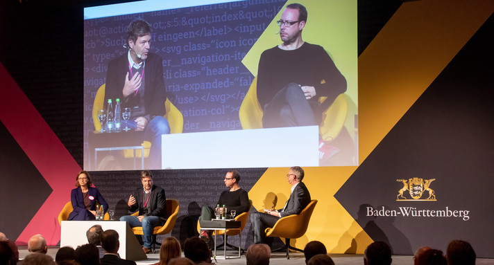 Panel 1 (Macht & Medien): Gesprächsrunde mit (v.l.n.r.) Bettina Schausten, Dr. Robert Habeck, Markus Beckedahl und Moderator Joachim Dorfs (Bild: Staatsministerium Baden-Württemberg)