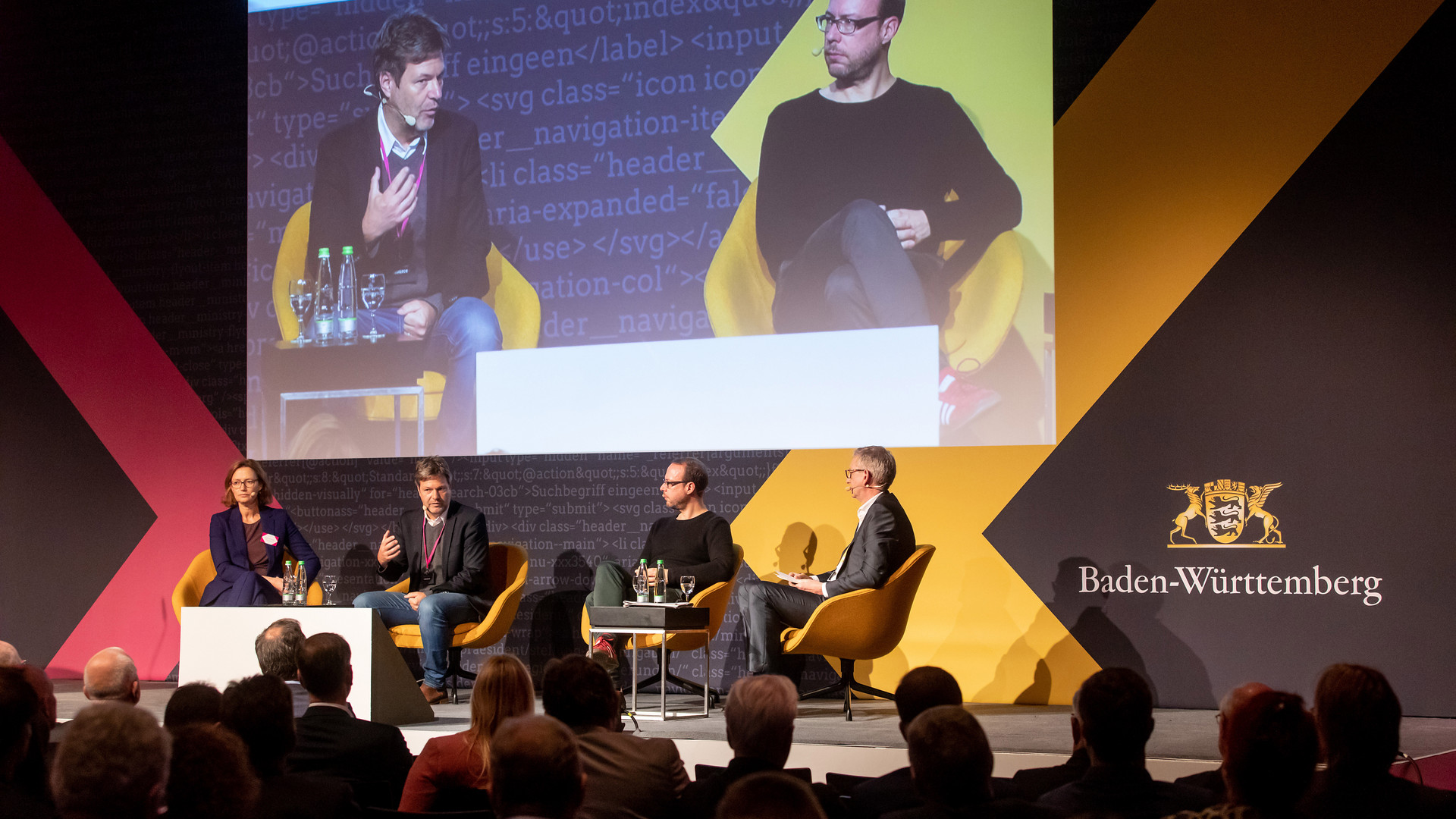 Panel 1 (Macht & Medien): Gesprächsrunde mit (v.l.n.r.) Bettina Schausten, Dr. Robert Habeck, Markus Beckedahl und Moderator Joachim Dorfs (Bild: Staatsministerium Baden-Württemberg)