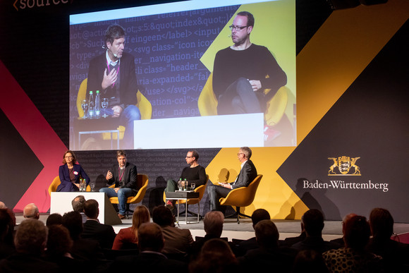 Panel 1 (Macht & Medien): Gesprächsrunde mit (v.l.n.r.) Bettina Schausten, Dr. Robert Habeck, Markus Beckedahl und Moderator Joachim Dorfs (Bild: Staatsministerium Baden-Württemberg)