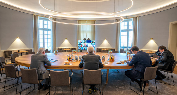 v.r.n.l.: Sozialminister Manne Lucha, Bundesgesundheitsminister Jens Spahn, Ministerpräsident Winfried Kretschmann und Innenminister Thomas Strobl in einer virtuellen Kabinettssitzung (Bild: Staatsministerium Baden-Württemberg)