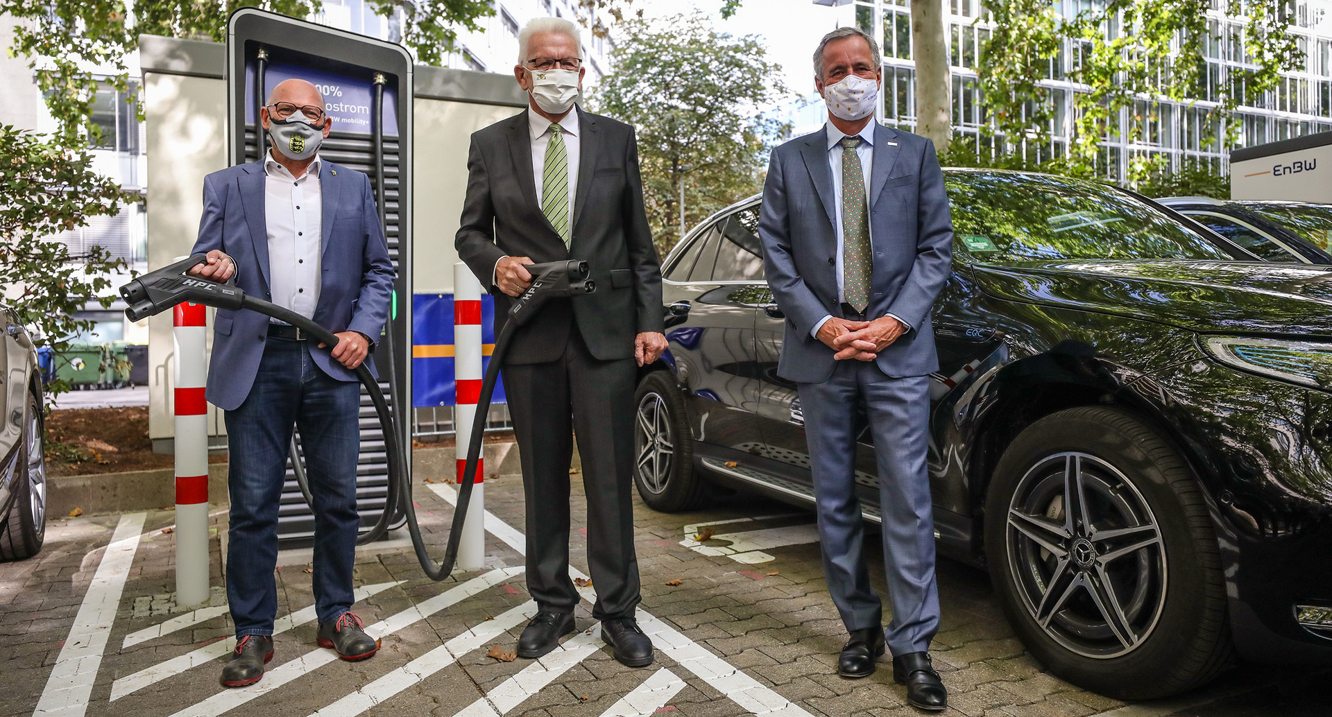 Ministerpräsident Winfried Kretschmann (M.), Verkehrsminister Winfried Hermann (l.) und EnBW-Chef Frank Mastiaux (r.) bei der Eröffnung des ersten urbanen Schnellladeparks für Elektroautos in Deutschland (Bild: picture alliance/Christoph Schmidt/dpa)