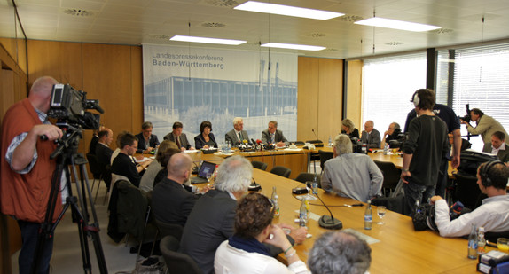 Regierungspressekonferenz mit Ministerpräsident Winfried Kretschmann, Staatsrätin Gisela Erler und Innenminister Reinhold Gall am 11.10.2011 im Landtag in Stuttgart