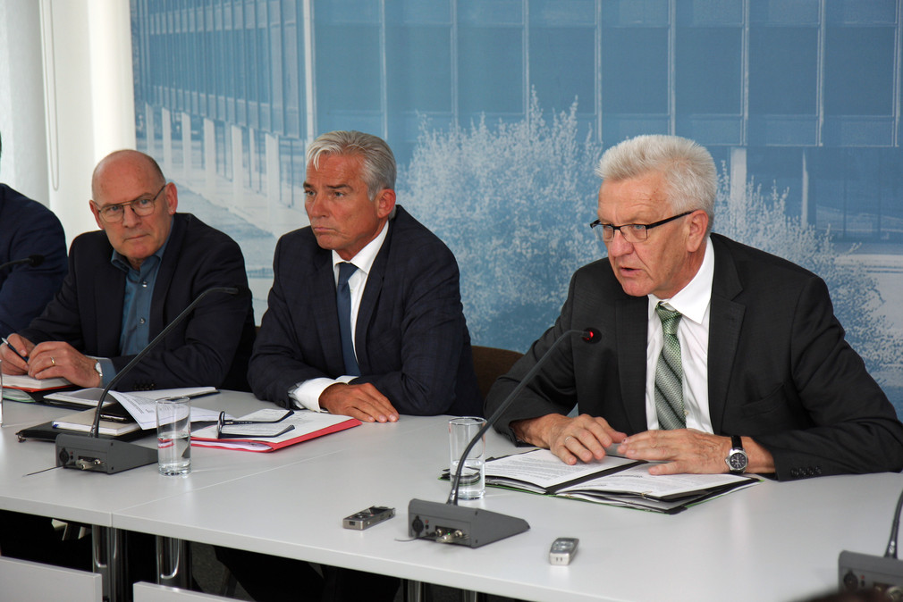 Ministerpräsident Winfried Kretschmann (r.), Innenminister Thomas Strobl (M.) und Verkehrsminister Winfried Hermann (l.) bei der Regierungspressekonferenz