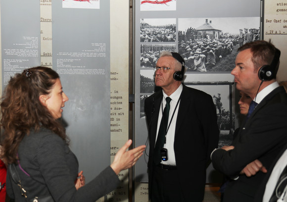 Ministerpräsident Winfried Kretschmann (M.) in der Gedenkstätte Yad Vashem