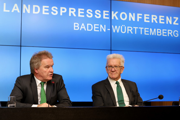 Ministerpräsident Winfried Kretschmann (r.) und Umweltminister Franz Untersteller (l.) (Bild: Staatsministerium Baden-Württemberg)