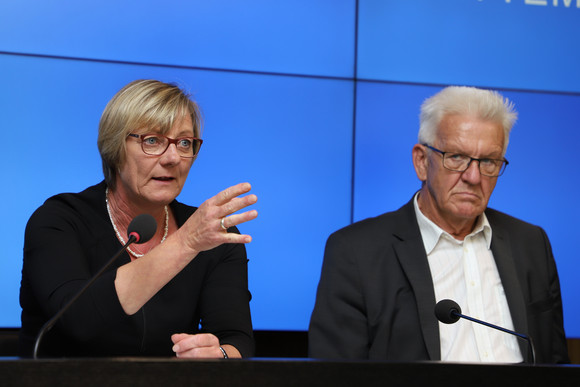 Ministerpräsident Winfried Kretschmann (r.) und Finanzministerin Edith Sitzmann (l.)