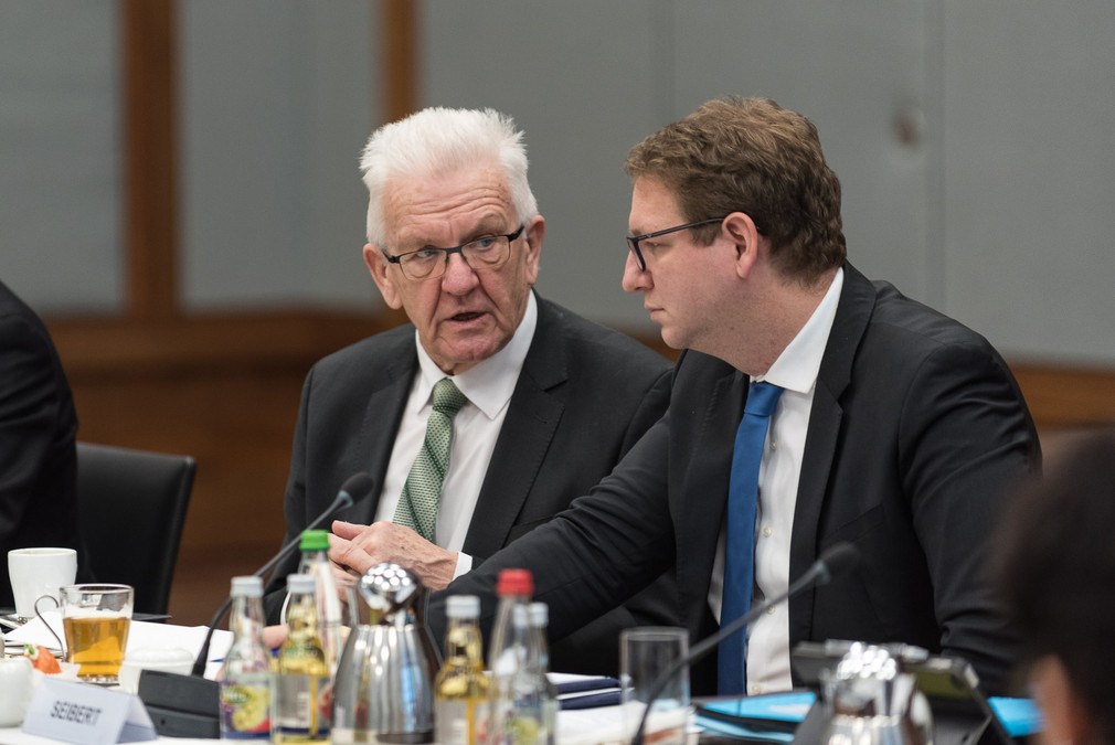 Ministerpräsident Winfried Kretschmann (links) im Gespräch mit dem Kabinettschef der Kommissionspräsidentin, Björn Seibert (rechts)