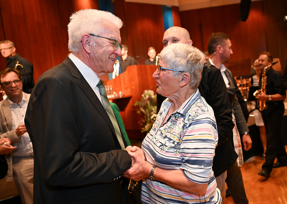 Winfried Kretschmann (links) im Gespräch