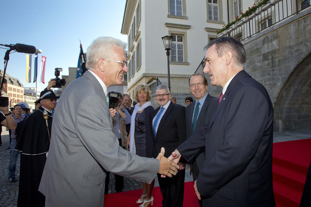 Ministerpräsident Winfried Kretschmann (l.) begrüßt am Mittwoch (31.08.2011) in Aarau (Schweiz) Politiker