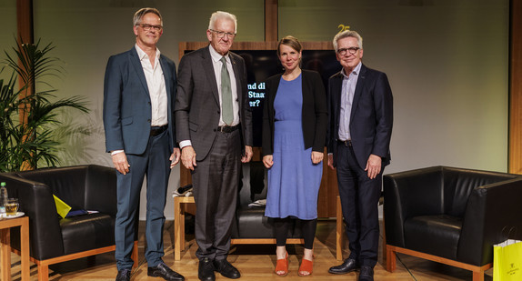 V.l.n.r.: Staatssekretär Rudi Hoogvliet, Ministerpräsident Winfried Kretschmann, Helene Bubrowski und Bundesminister a.D. Thomas de Mazière