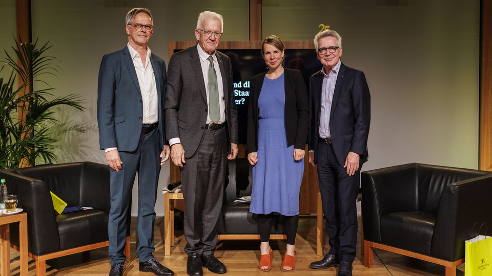 V.l.n.r.: Staatssekretär Rudi Hoogvliet, Ministerpräsident Winfried Kretschmann, Helene Bubrowski und Bundesminister a.D. Thomas de Mazière