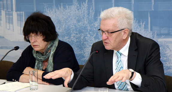 Ministerpräsident Winfried Kretschmann (r.) und die Staatsrätin für Zivilgesellschaft und Bürgerbeteiligung, Gisela Erler (l.)