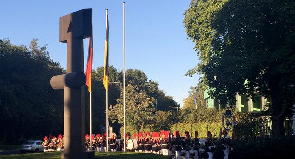 Impressionen auf dem Vorplatz der Landesvertretung