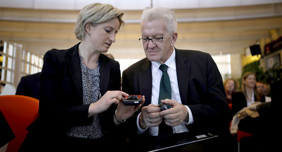 Ministerpräsident Winfried Kretschmann (r.) und Wirtschaftsministerin Nicole Hoffmeister-Kraut (l.) betrachten am 27.03.2017 in Jerusalem beim Besuch von Mobileye, einem israelischen Hersteller für Fahrerassistenzsysteme, ein Gerät des Herstellers. (Foto: © dpa) 