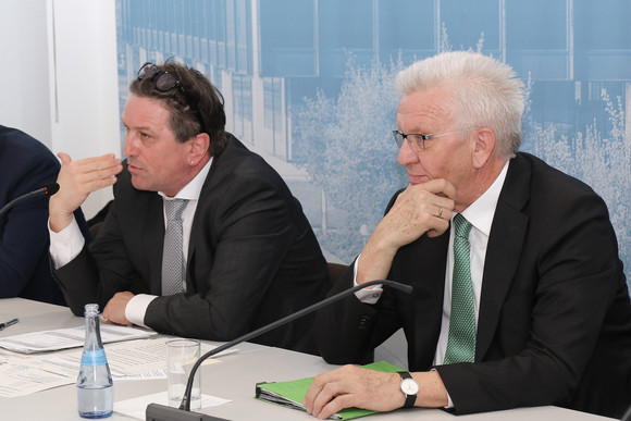 Ministerpräsident Winfried Kretschmann (r.) und Sozial- und Integrationsminister Manne Lucha (l.)