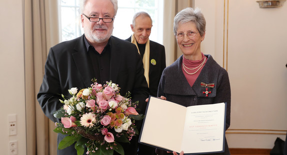 Staatsminister Klaus-Peter Murawski (l.) und Lore Bernecker-Boley (r.) 