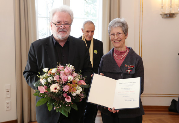 Staatsminister Klaus-Peter Murawski (l.) und Lore Bernecker-Boley (r.) 