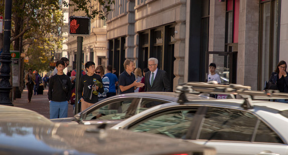Der ehemalige Nationaltrainer Jürgen Klinsmann (l.) im Gespräch mit Ministerpräsident Winfried Kretschmann (r.) auf der Market Street in San Fransisco (Bild: © Staatsministerium Baden-Württemberg).