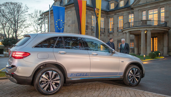 Das neue Dienstfahrzeug, ein Mercedes-Benz GLC F-CELL, beim Ladevorgang. (Bild: Staatsministerium Baden-Württemberg)