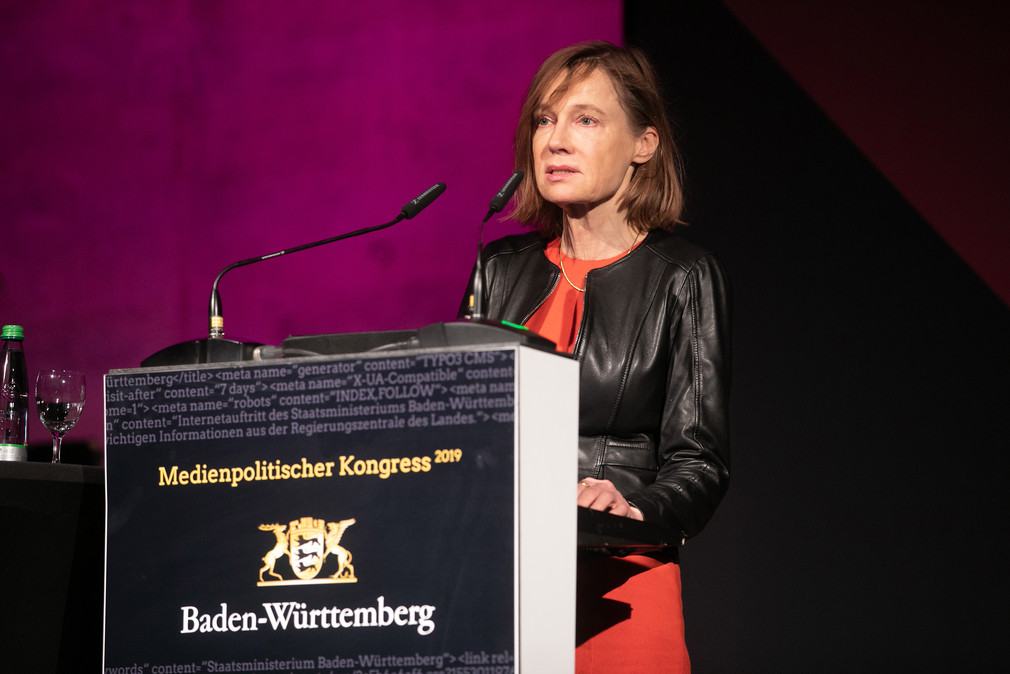 Prof. Dr. Juliane Kokott bei ihrer Rede auf dem Source – Medienpolitischer Kongress der Landesregierung. (Bild: Staatsministerium Baden-Württemberg)