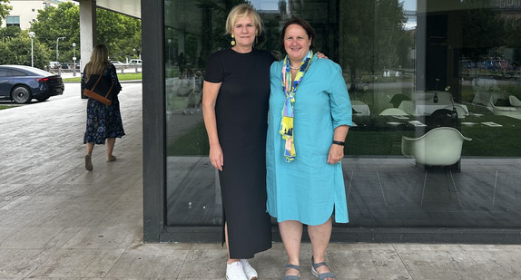 Präsidentin der Bildungsministerkonferenz (BMK), Mecklenburg-Vorpommerns Ministerin Simone Oldenburg gemeinsam mit Kultusministerin Theresa Schopper