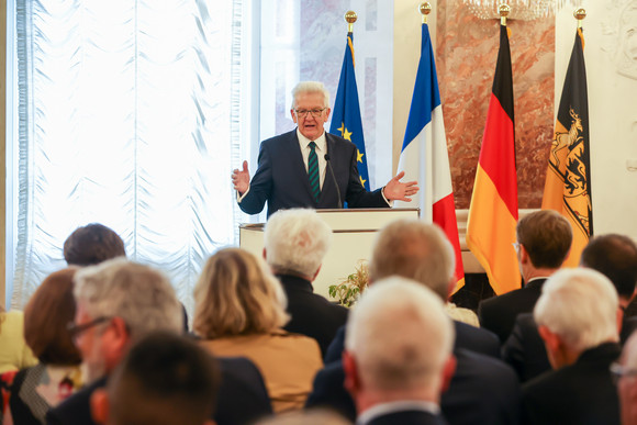 Ministerpräsident Winfried Kretschmann bei seiner Ansprache zu den Gästen