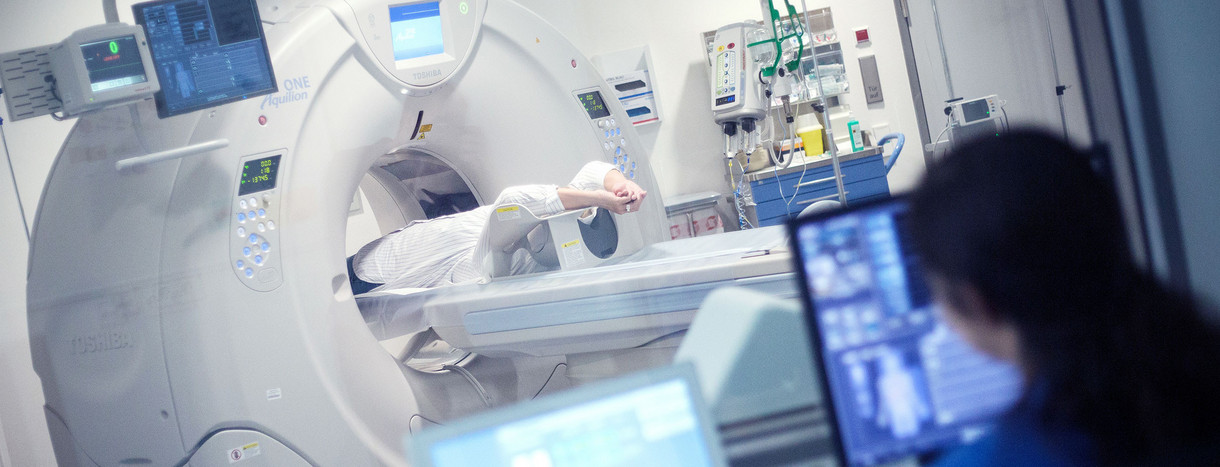 Eine Patientin wird in einem Krankenhaus in Stuttgart in einem Computertomographen (CT) untersucht (Bild: © dpa)