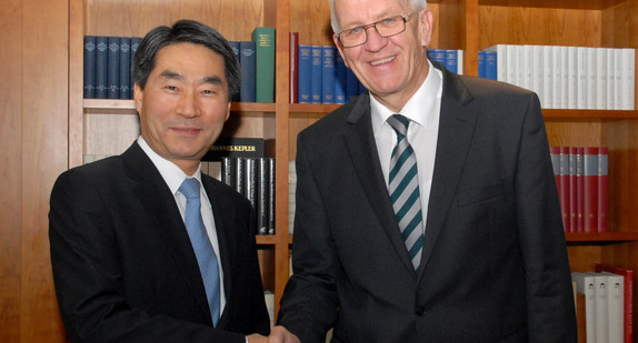 Ministerpräsident Winfried Kretschmann (r.) und der koreanische Botschafter Jae-shin Kim (l.)