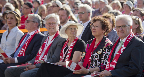 Eröffnungsgottesdienst beim 35. Deutschen Evangelischen Kirchentag in Stuttgart mit Ministerpräsident Winfried Kretschmann (r.) und Bundespräsident Joachim Gauck (2.v.l.)