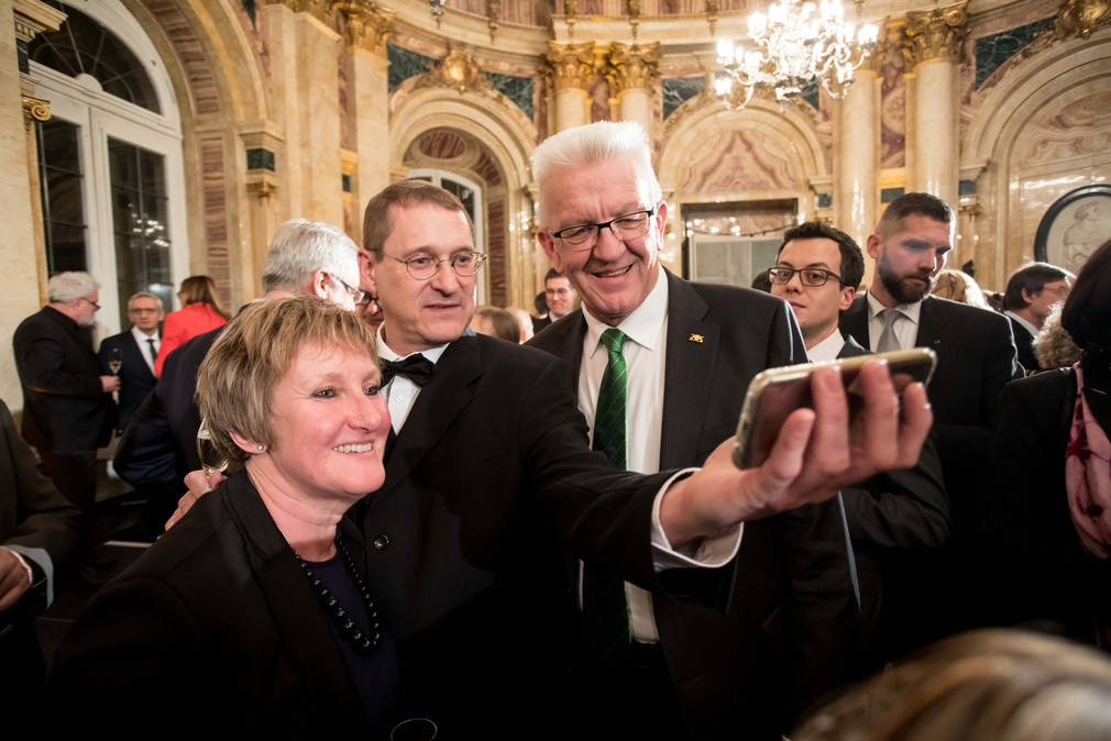 Ein Selfie mit Ministerpräsident Winfried Kretschmann (M.)