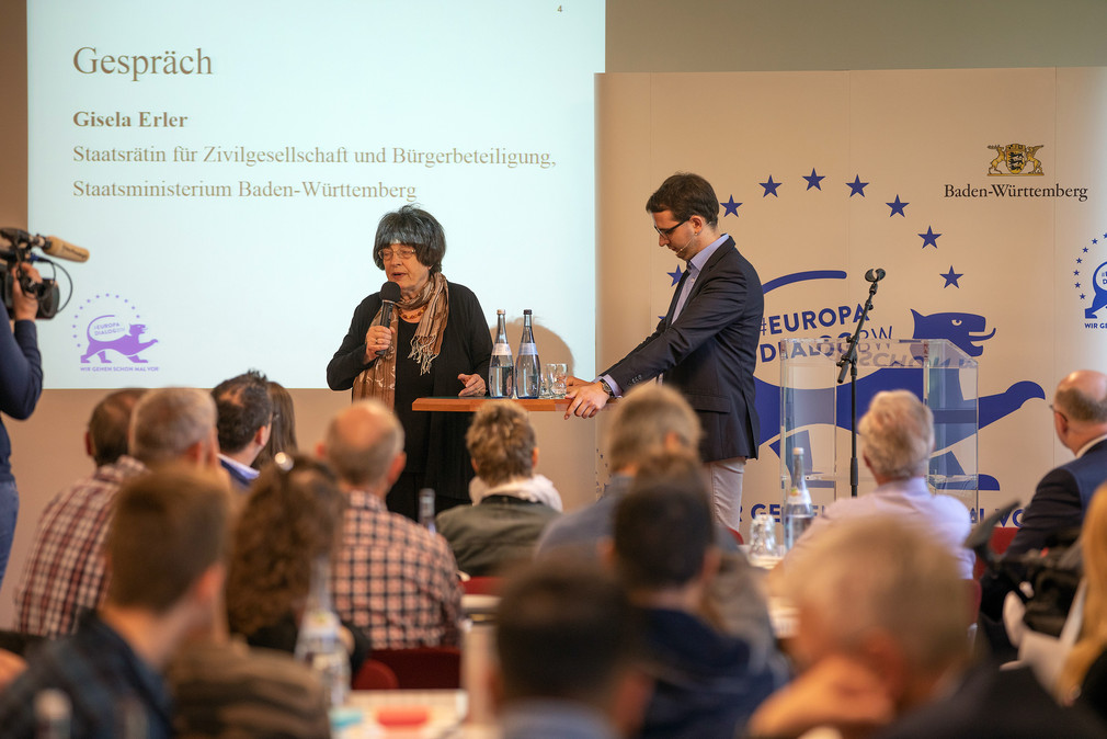 Staatsrätin Gisela Erler spricht zu den Bürgerinnen und Bürgern (Foto: Jens Hackmann)