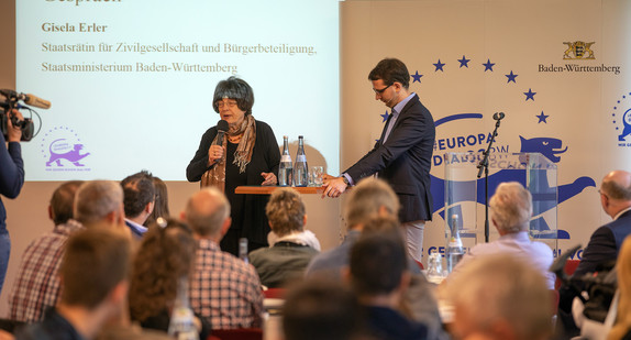Staatsrätin Gisela Erler spricht zu den Bürgerinnen und Bürgern (Foto: Jens Hackmann)
