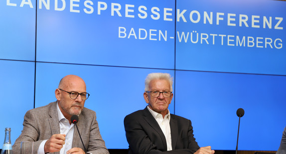 Ministerpräsident Winfried Kretschmann (r.) und Verkehrsminister Winfried Hermann (l.) (Bild: Staatsministerium Baden-Württemberg)