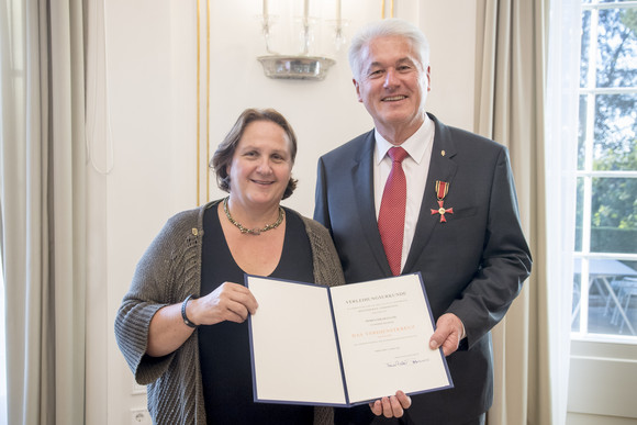 Auszeichnung Verdienstkreuz am Bande für Oskar Fuchs Staatssekretärin Theresa Schopper (l.) und Oskar Fuchs (.r) (Foto: Staatsministerium Baden-Württemberg)