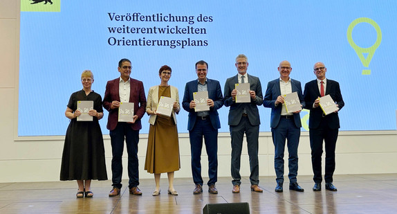 Gruppenfoto mit Staatssekretär Volker Schebesta MdL bei der Vorstellung des weiterentwickelten Orientierungsplans