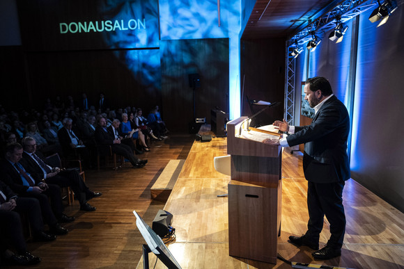 Staatssekretär Florian Hassler bei seiner Rede beim 8. Donausalon in der Vertretung des Landes Baden-Württemberg beim Bund in Berlin