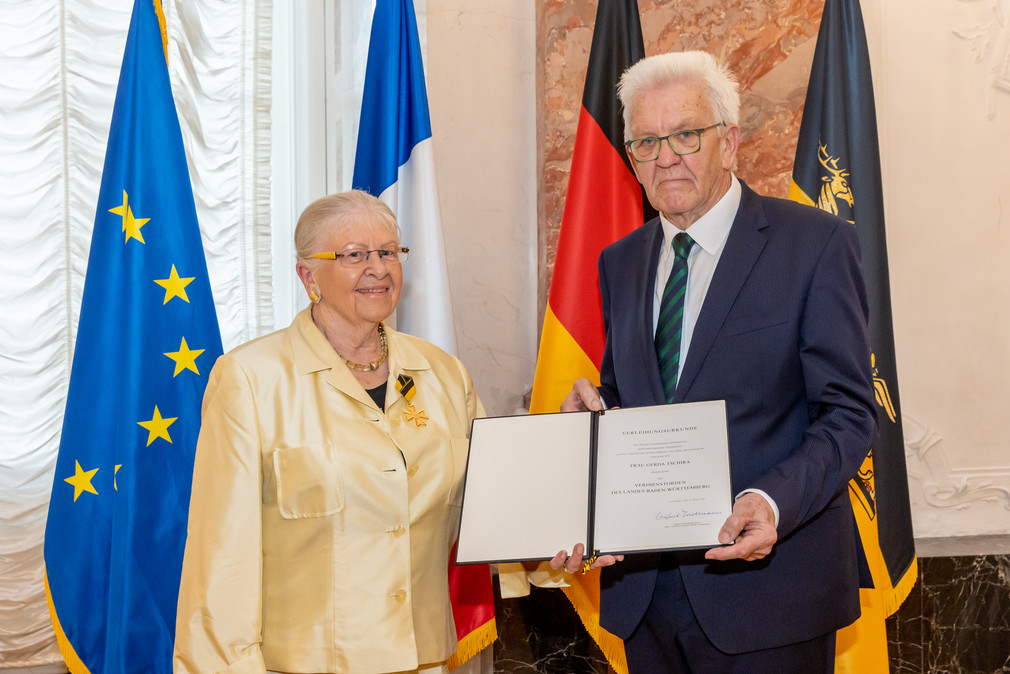 Ministerpräsident Winfried Kretschmann (rechts) und Gerda Tschira (links)