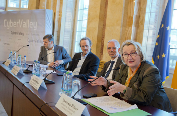 Pressekonferenz mit Theresia Bauer, Ministerin für Wissenschaft, Forschung und Kunst (r.), Prof. Frank Allgöwer, Institut für Systemtheorie und Regelungstechnik Universität Stuttgart (2.v.r.), Prof. Bernhard Schölkopf, Direktor des MPI für Intelligente Systeme (2.v.l.) und Dr. Michael Bolle, Vorsitzender der Geschäftsleitung Zentralabteilung Forschung und Vorausentwicklung, Robert Bosch GmbH (l.)